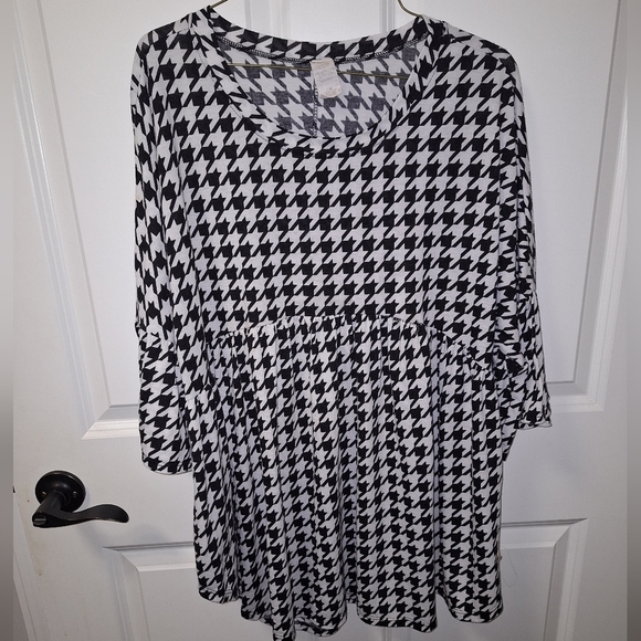 A black and white Bell Sleeve Tunic top in a size XL. - Picture 1 of 5